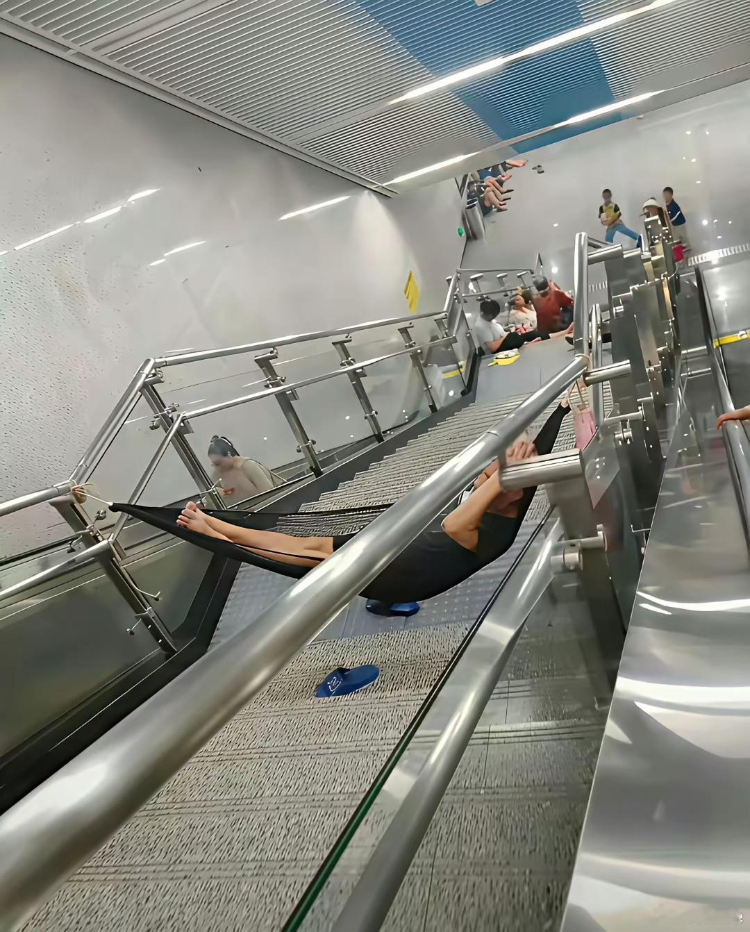 某地的地铁站内