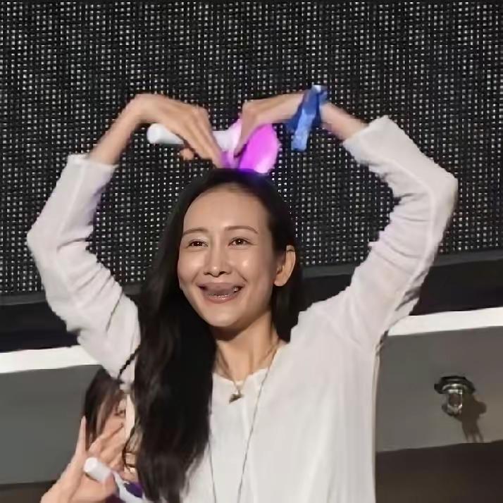 2026年8月22日那英北京演唱会，王鸥也来现场捧场，坐在看台包厢里。穿着简