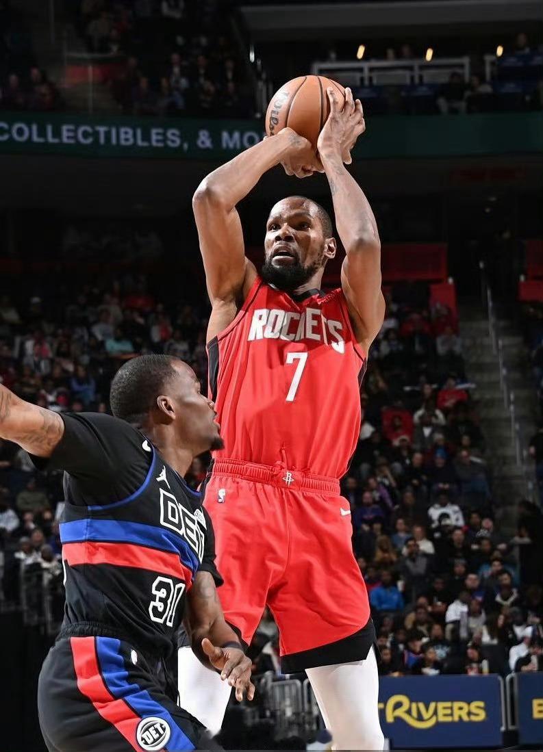 奥拉朱旺：“不敢相信现在中投这种进攻方式已经过时了。”杜兰特：“难以置信，你看到