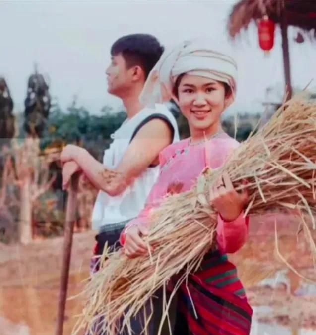 1974年，20岁的杨俊被马蜂蜇得睁不开眼，他找傣族大嫂讨一点奶水涂眼睛。眼