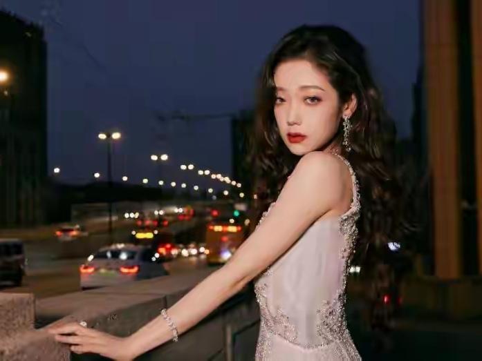 希林娜依高，这个新生代的歌手，以女团爱豆身份出道，成为青春的偶像歌手。当