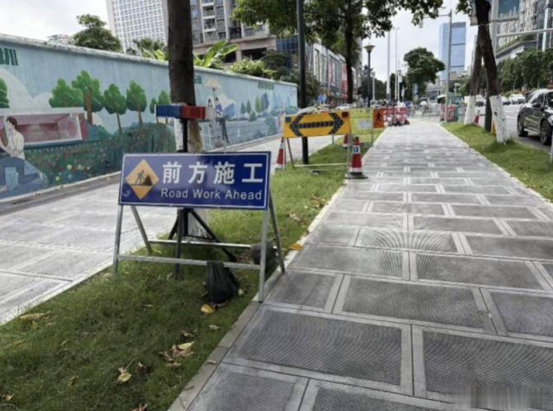 有市民在社交平台发帖爆料，自己骑行途经深圳宝安区主干道人行道时，被道路养护工地斜