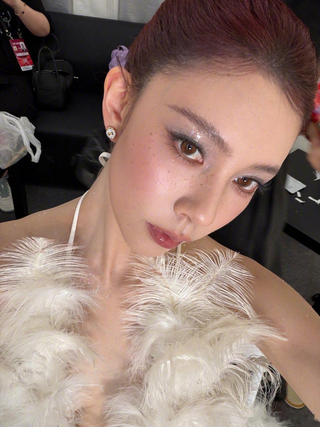 CC是一只白毛天鹅#宋妍霏##芭莎之夜##宋妍霏裸背造型##宋妍霏#​