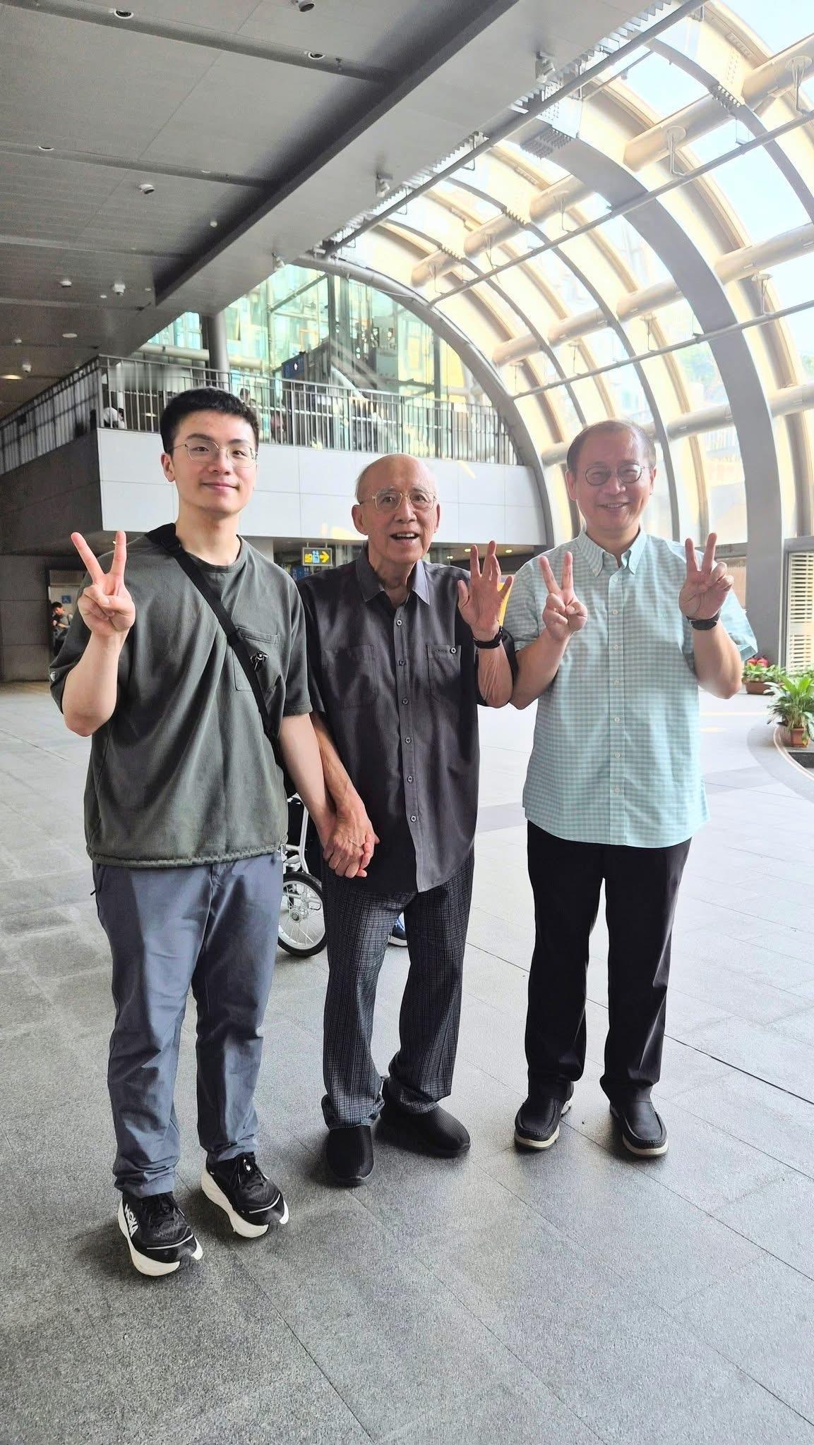 国民党前主席吴伯雄之子、桃园前县长吴志扬今（11日）在脸书发文表示，今天他与儿子