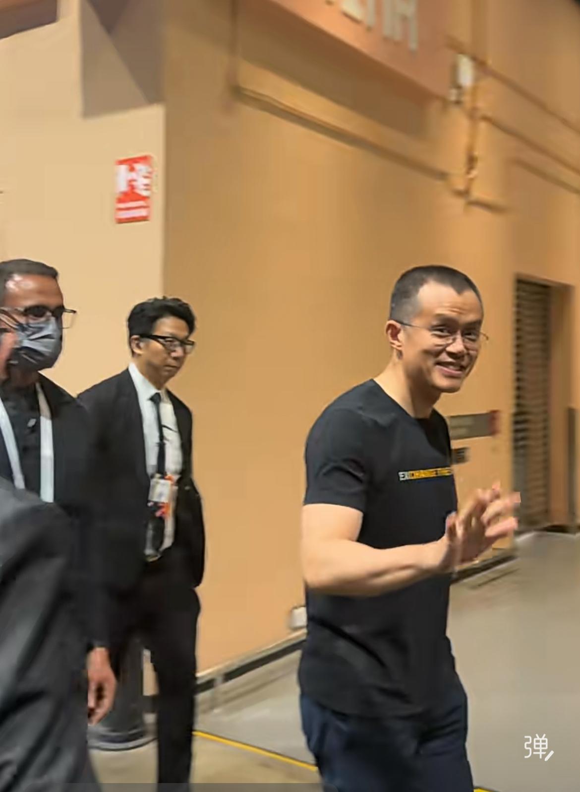 赵长鹏现身香港！81月27日，币安创办人赵长鹏现身香港会展中心，被一众保镖簇