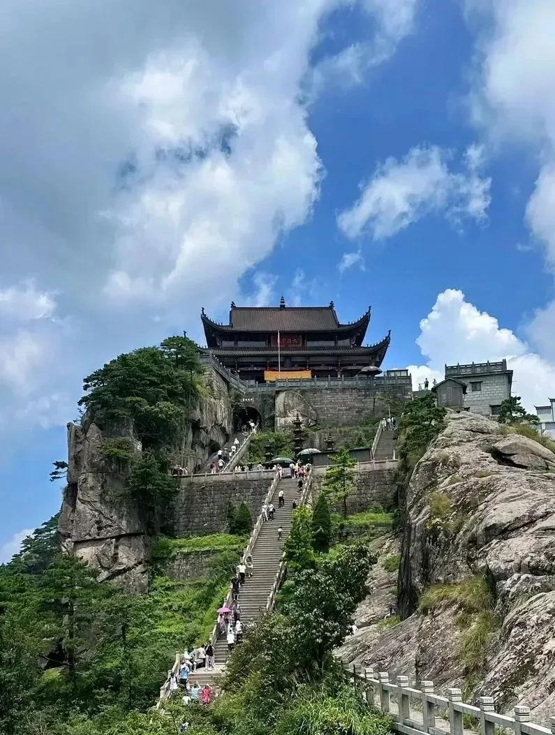 释永信的事情一曝光，很多人以为佛教界的问题就都浮出水面了，可哪有这么简单！这不