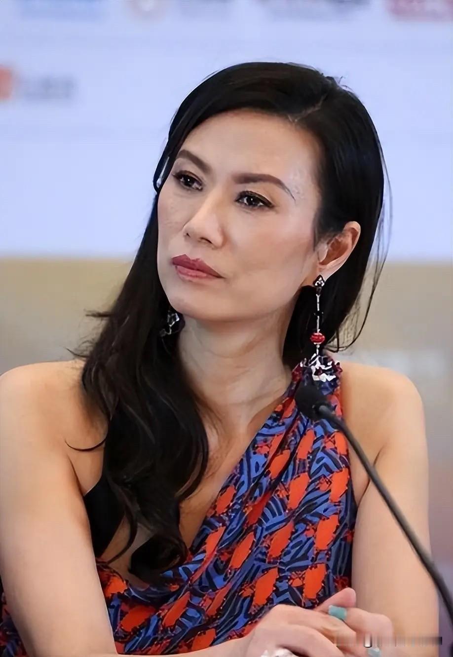 当年，邓文迪跟默多克离婚时，满世界都嘲笑她，说她苦苦折腾十四年，伺候了默多克这个