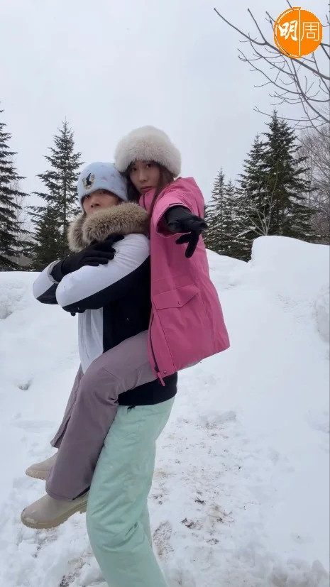 李丽珍升级当岳母。许愿与李丽珍的女儿许倚榕与男友张明伟拍拖两年，近日在北海道迎来