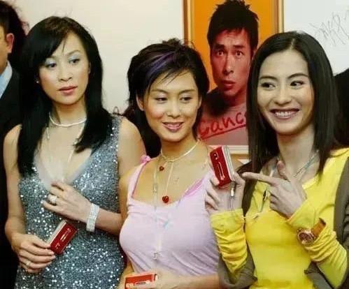 这是拍于二十多年前的一张老照片，那个时候女明星们穿的衣服好土，发型也是让人一言难
