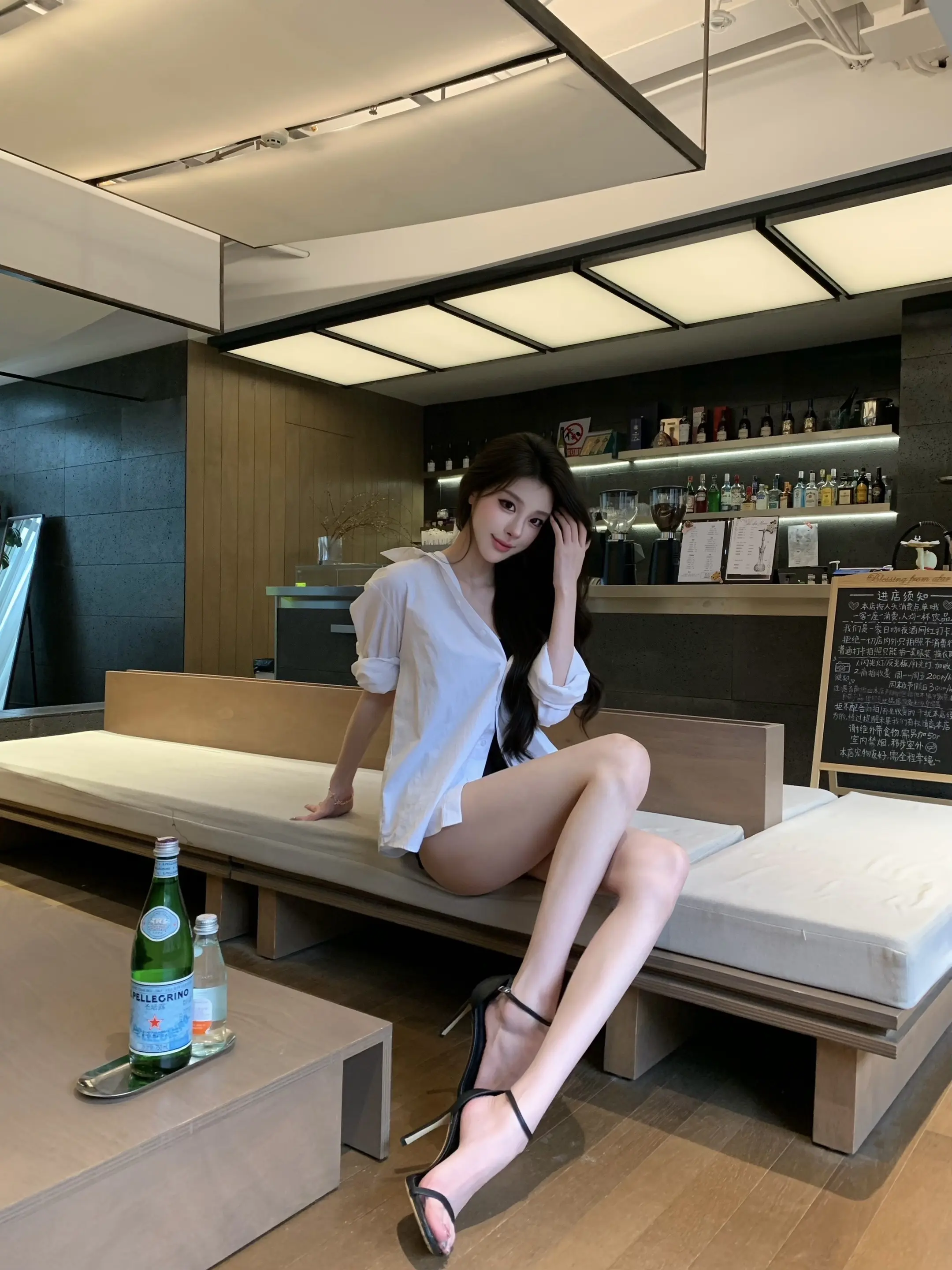 世界以痛吻我 我回以肤白貌美大长腿。
