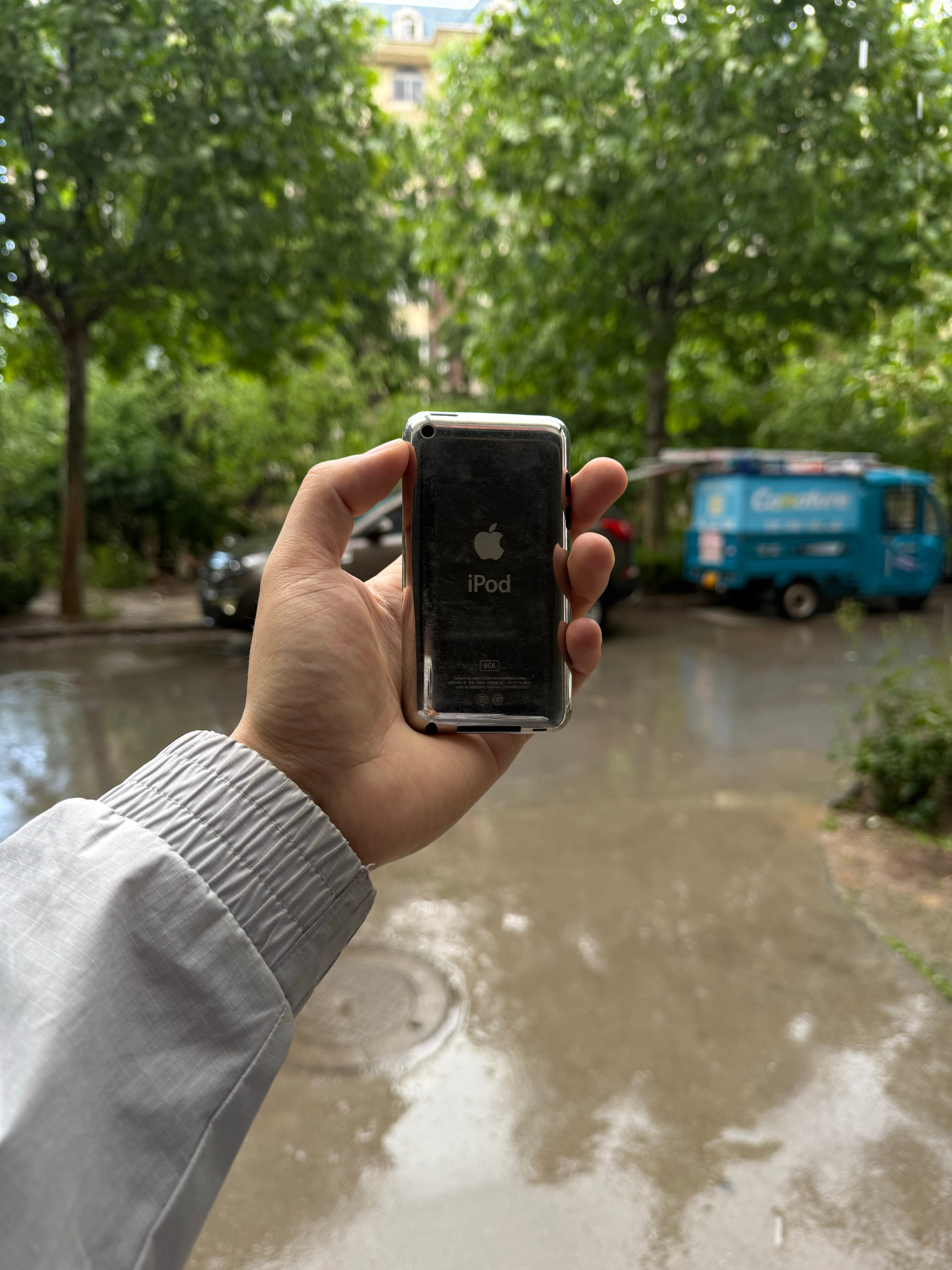 家里装修翻出来的老古董ipodtouch4上小学时我姐给买的，当时身边小伙伴炒