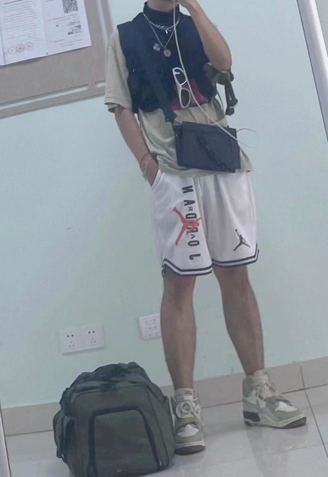 我觉得朋友的穿衣风格有点复杂了​​​