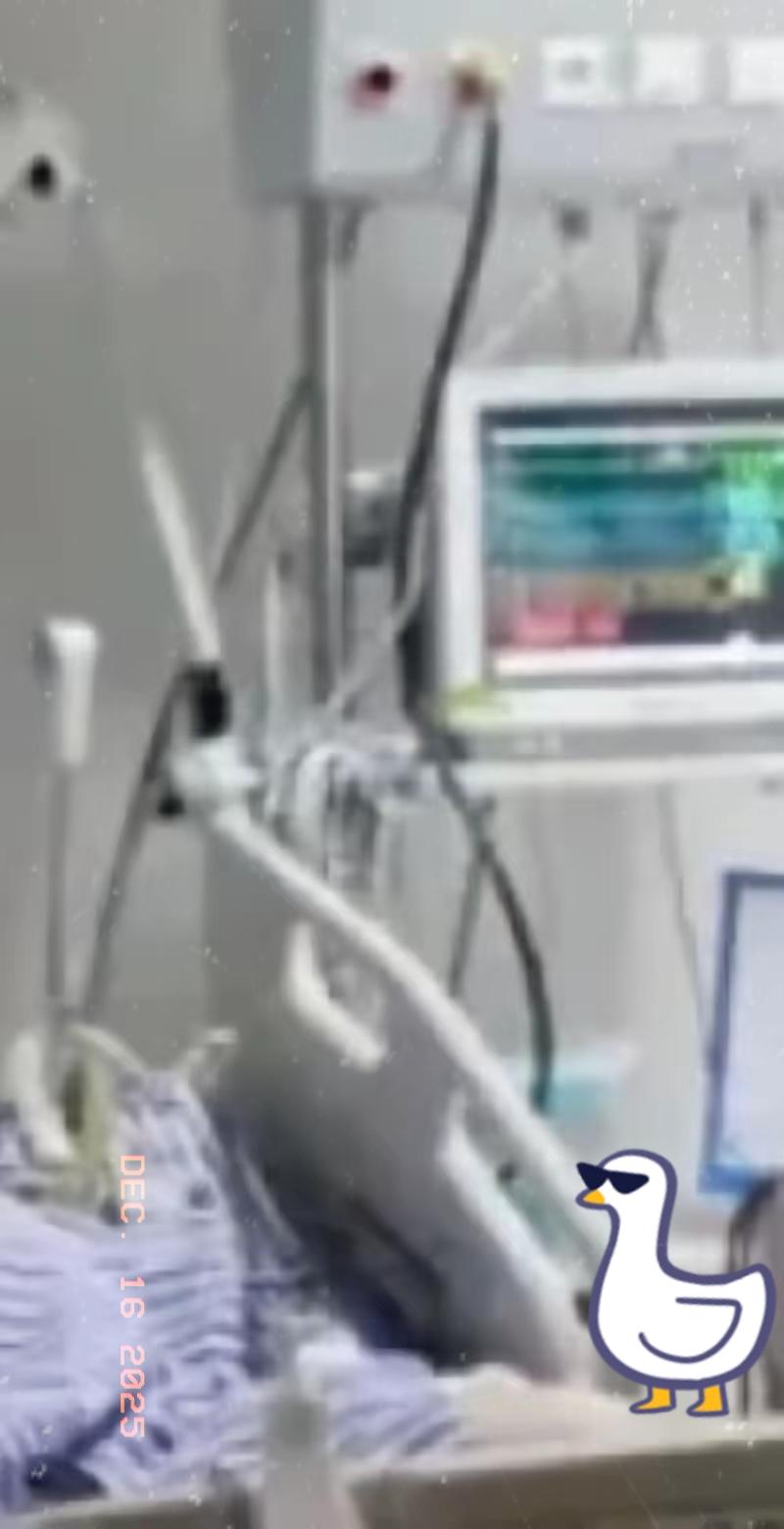 妈的，最烦这种自作聪明的家属！半夜急诊来个男的，捂着胸口说疼得喘不上气，老婆在旁