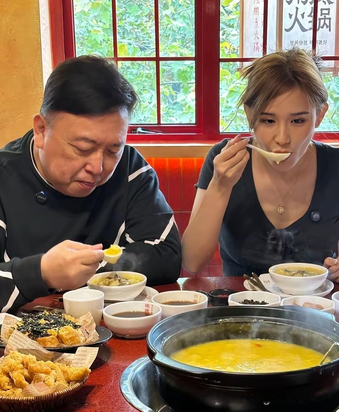 现在陪在王晶身边的女人怎么换人了？原来出来的时候都是那个叫邱意浓的，演了王晶十