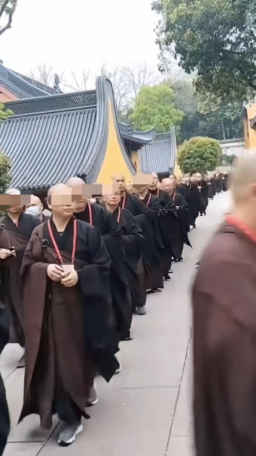 以前的和尚都是终身住在寺庙里的，现在的和尚都是下班开小轿车回家的。各位自己周围的