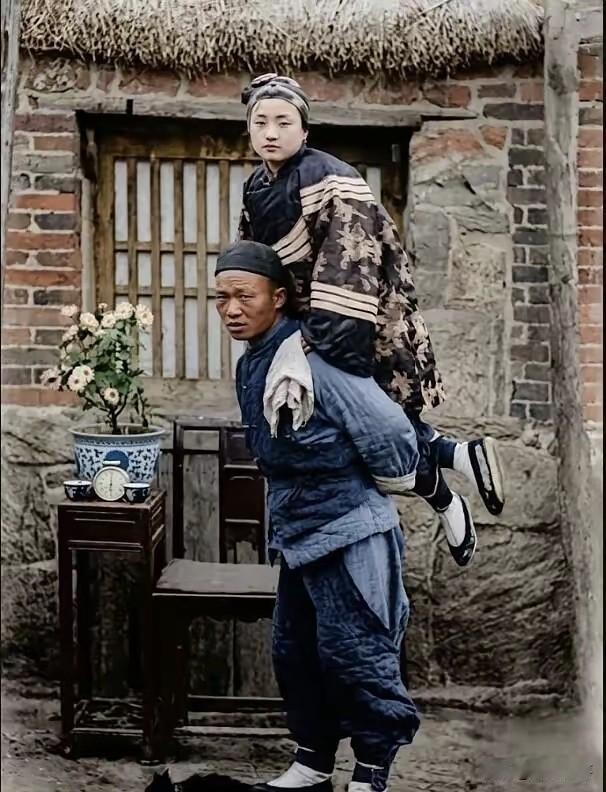 晚清时期，青楼女子在龟奴的背负之下出行的留影。彼时，青楼女子大多出身贫苦，难以掌