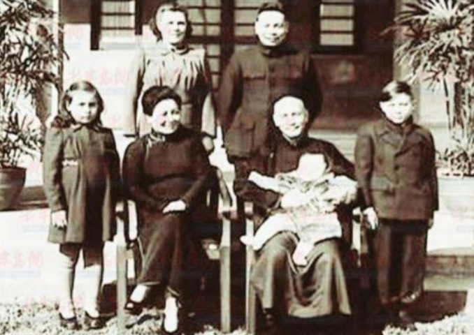 抗美援朝时期，蒋介石在台湾家里得到了毛岸英牺牲的消息，原本以为蒋介石会“幸灾乐祸