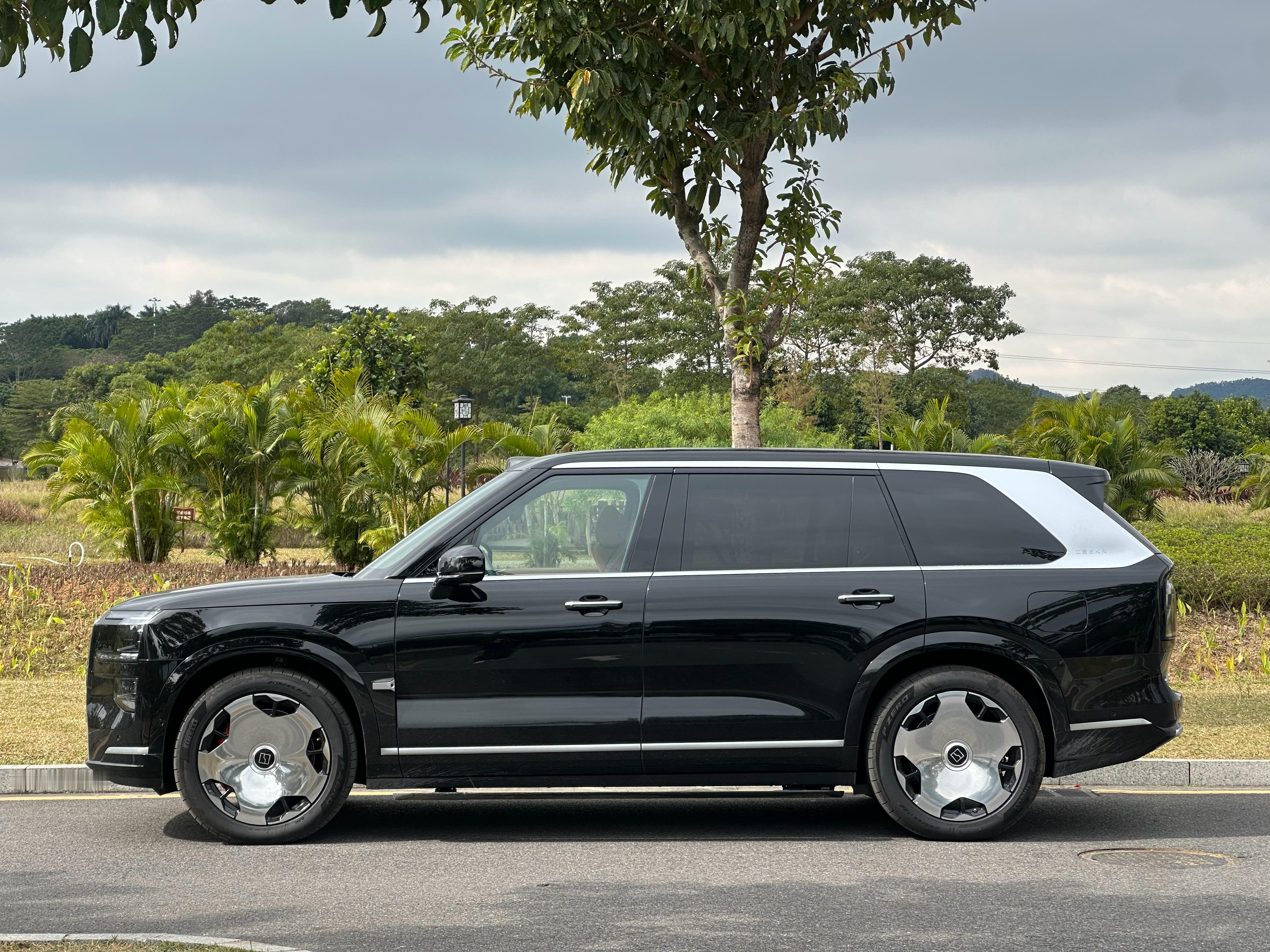 今天开杭州湾库里南出门，开在路上回头率非常高，我坐在车里非常的舒服，女秘书非常满