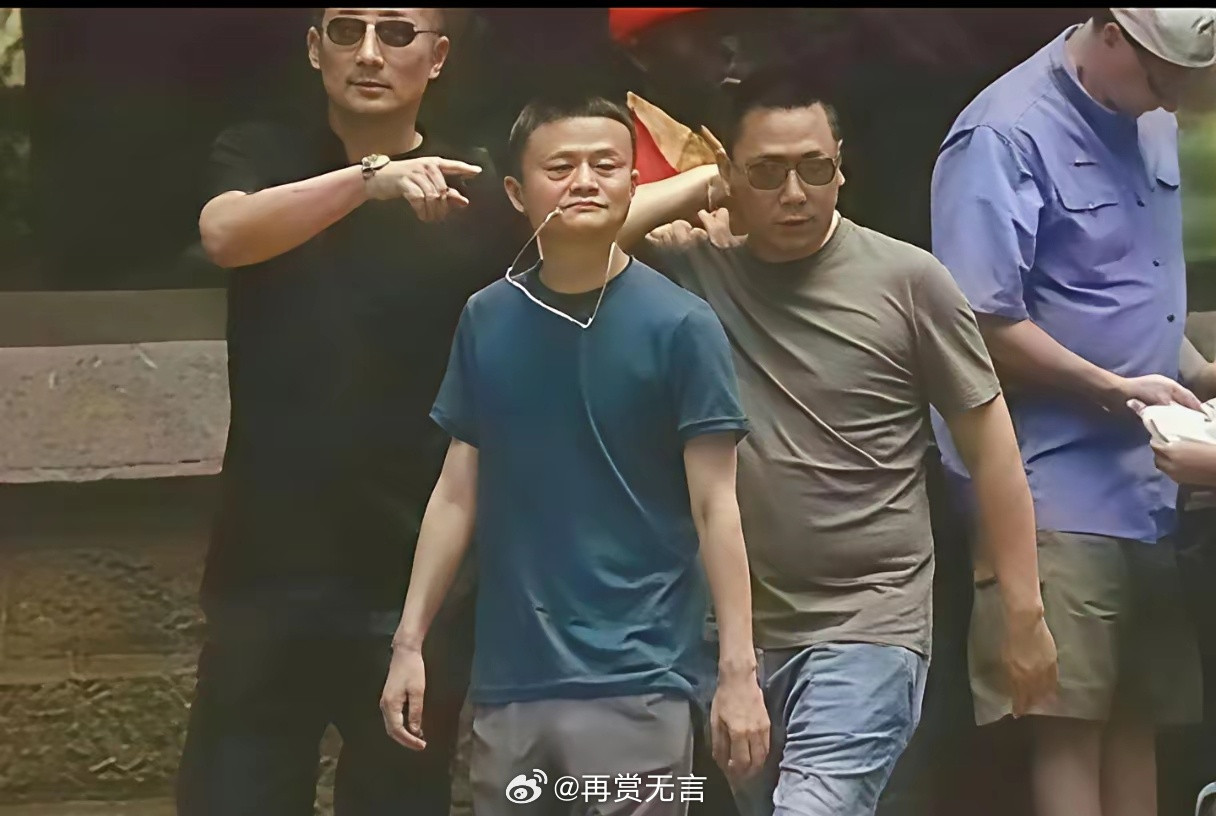 马云巅峰期那叫一个英姿飒爽，退休后完全变了个人。