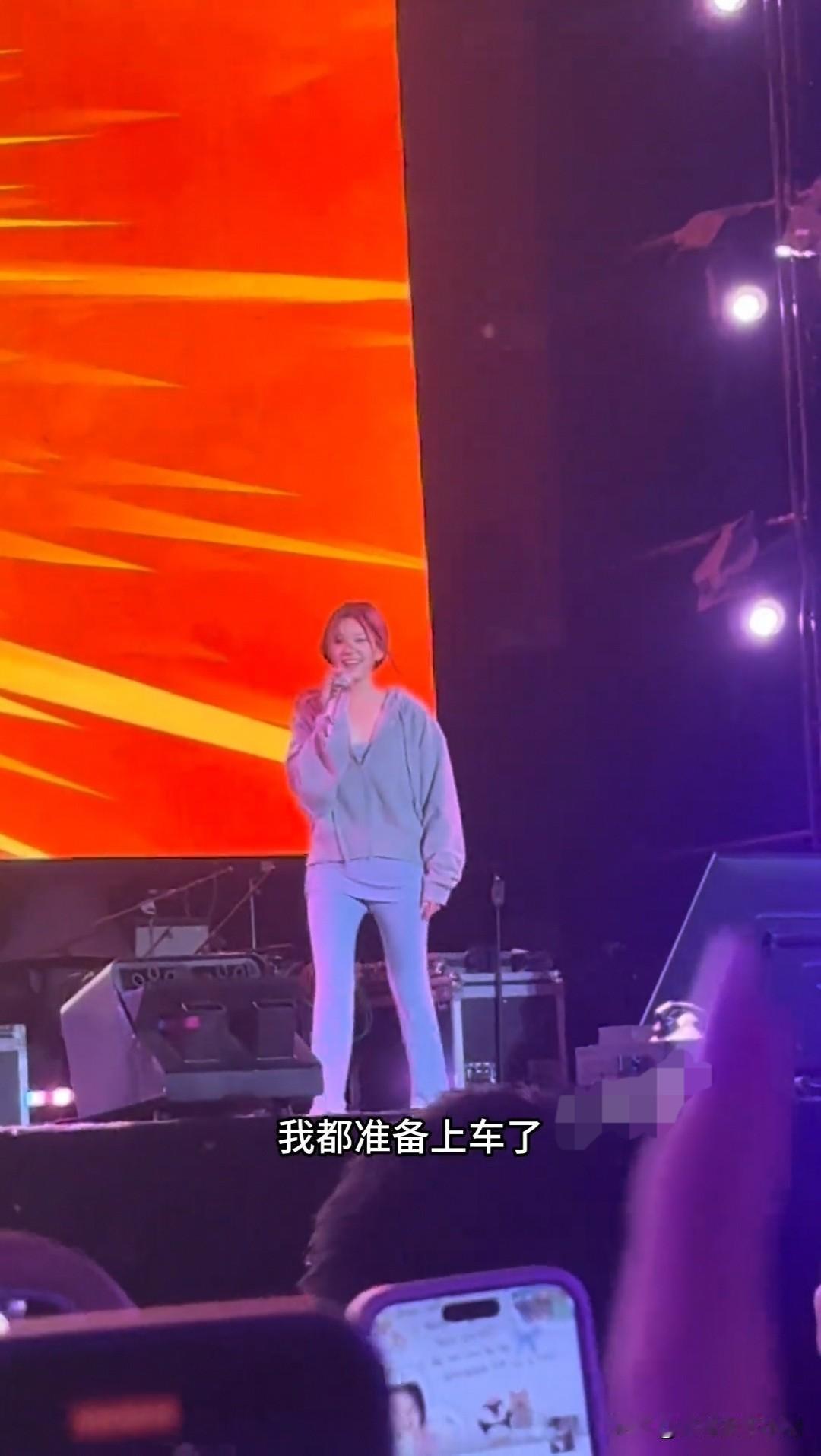 赵露思音乐节延迟了，露思又道歉又送礼物[捂脸哭][捂脸哭][捂脸哭]花了