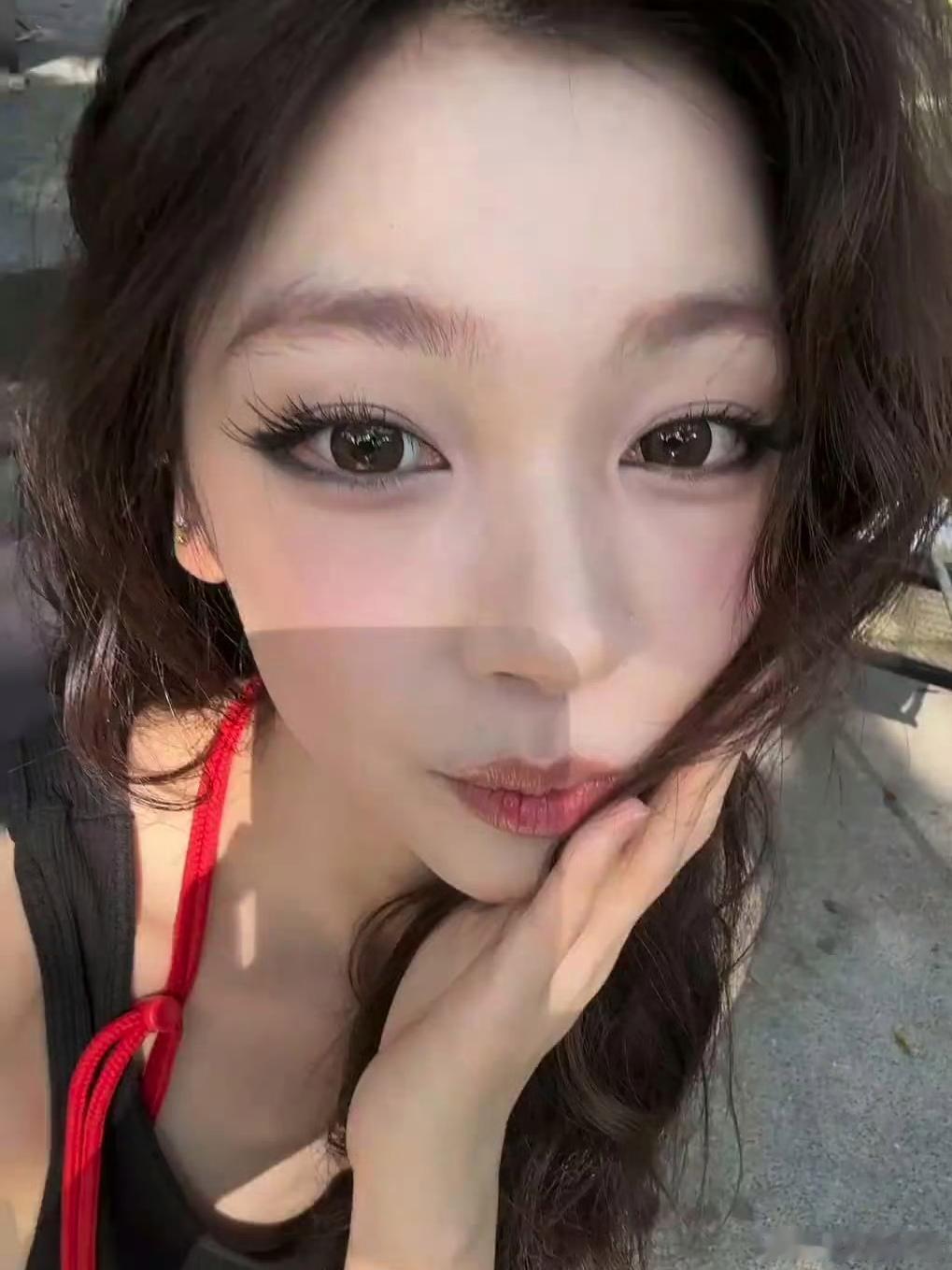 易梦玲马甲线易梦玲在活动中身穿紧身造型凸显的紧实马甲线。姐姐真是太自律了！