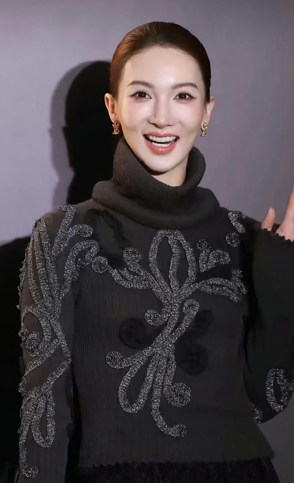 金晨的面相又变了。缝缝补补的脸，女人真的不要轻易去动脸，后悔一辈子。