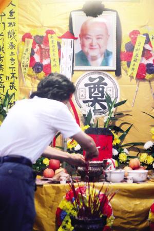 “巴蜀笑星”刘德一葬礼，一张罕见的留影，这张照片拍摄于2008年6月中下旬，地点