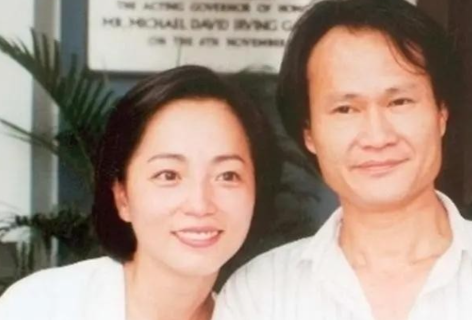 1996年，苑琼丹三次恳求林正英结婚，但林正英坚决不娶她。结果林正英去世后，给她
