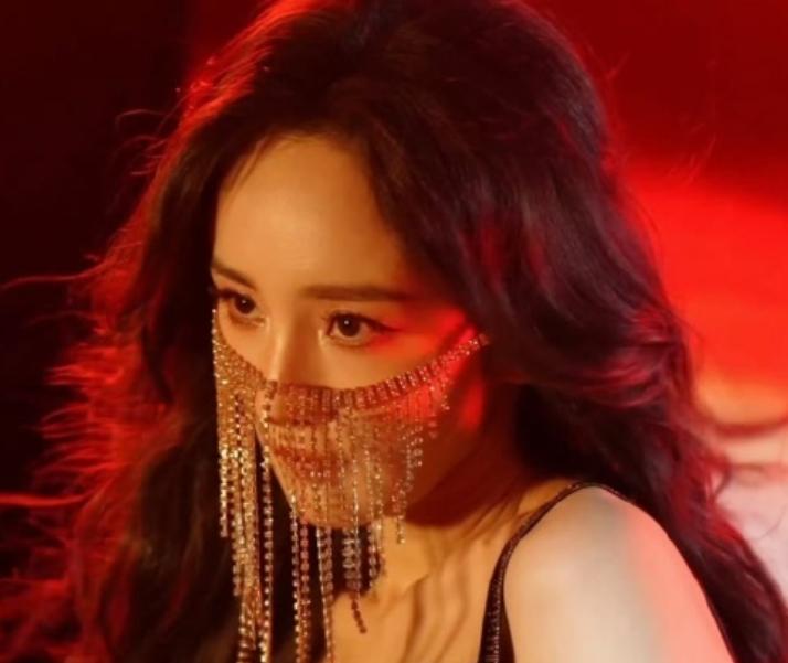 2026年1月8日，杨幂为维多利亚的秘密拍摄的新年大片曝光，其流苏半遮脸造型引爆