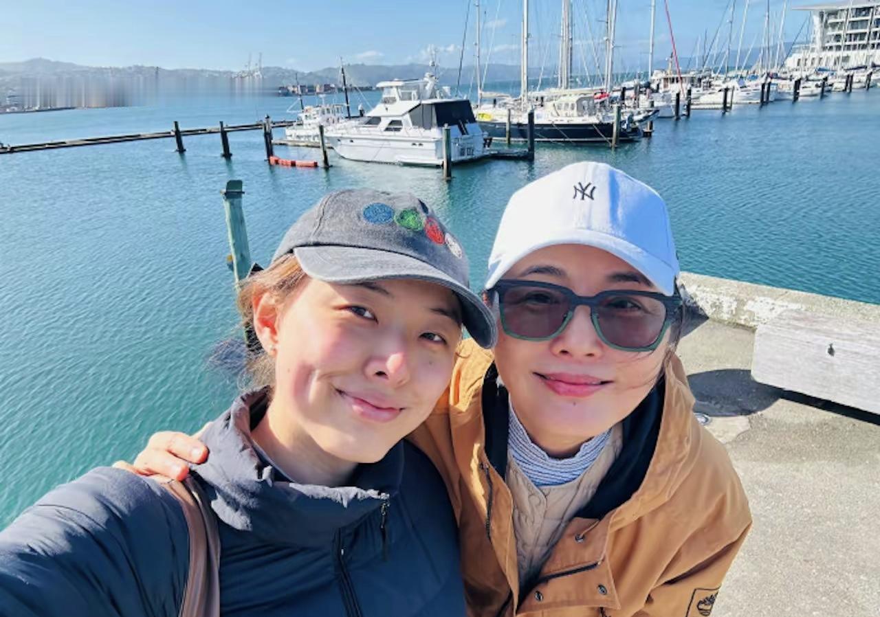 张耕梦的心态很好，父母离婚了，她跟妈妈张延在新西兰合影，也是开心的笑，不因为自己