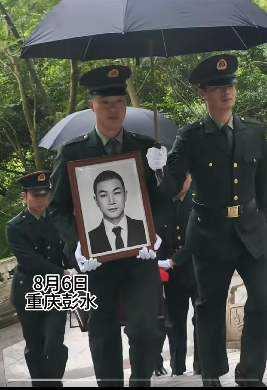 龚宝冬烈士安葬，3个细节：1、“身”盖鲜艳红色国旗，为民为国因公牺牲，既是哀荣