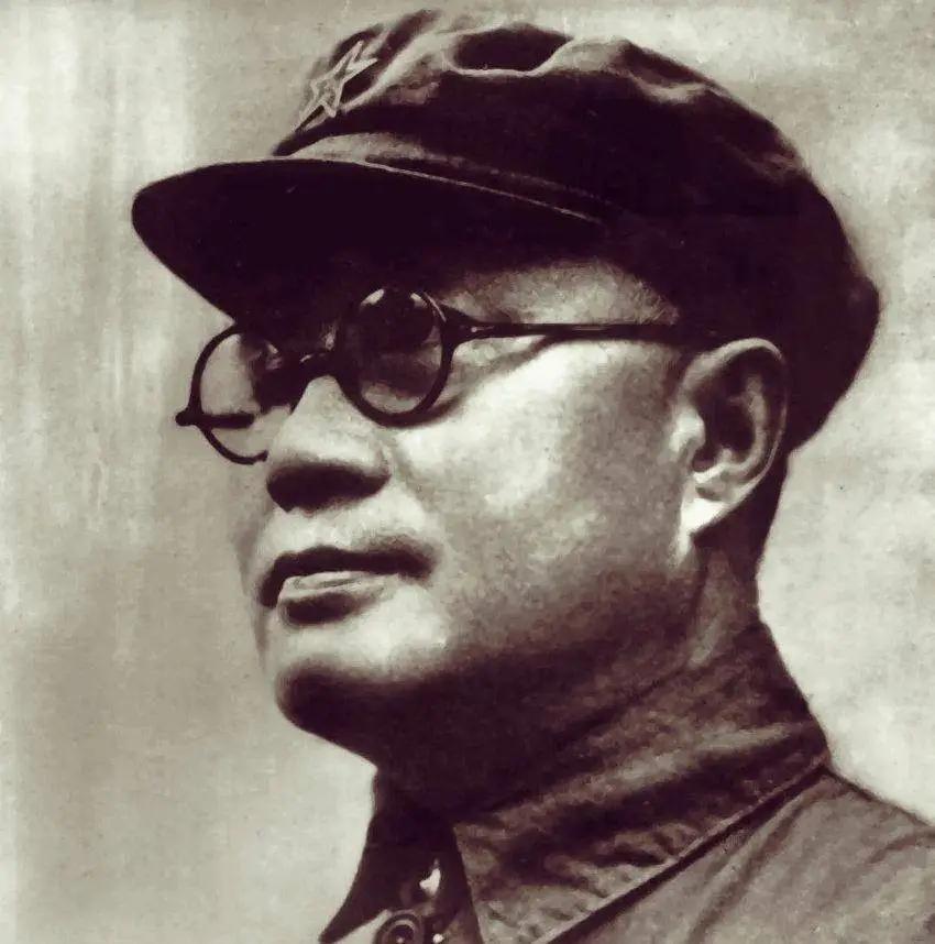 1949年，刘伯承听说原配还活着，并且日子过得很艰苦，就托人给她带信，想把她接到