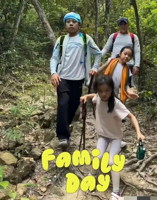 郭晶晶一家五口假期爬山，霍启刚胖了许多显得胸肌发达，俩女儿都穿紧身裤显得腿超长…