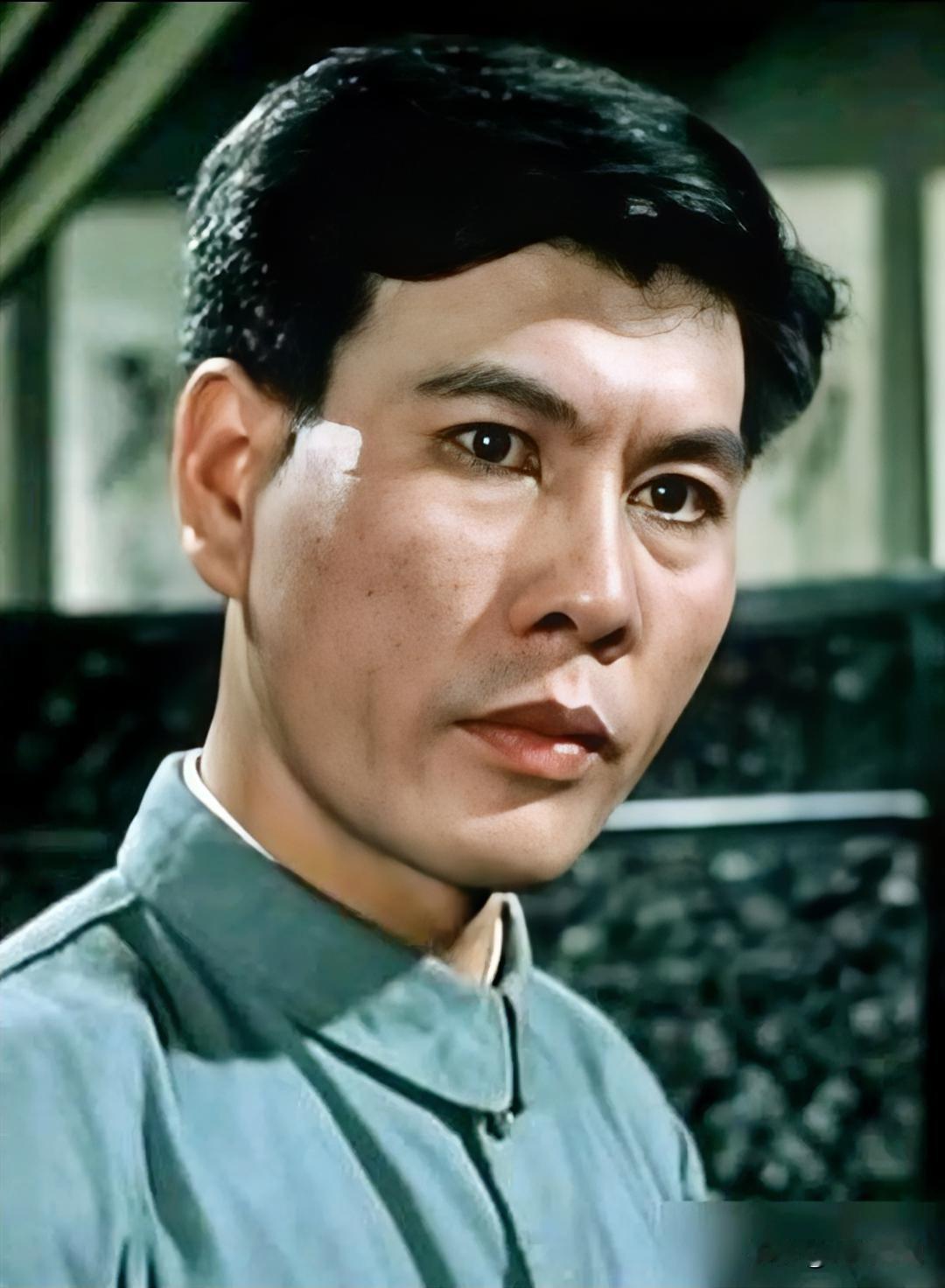 大家还记得这位男演员吗？没想到他已去世28年了，他年轻时身材魁梧、相貌堂堂、气