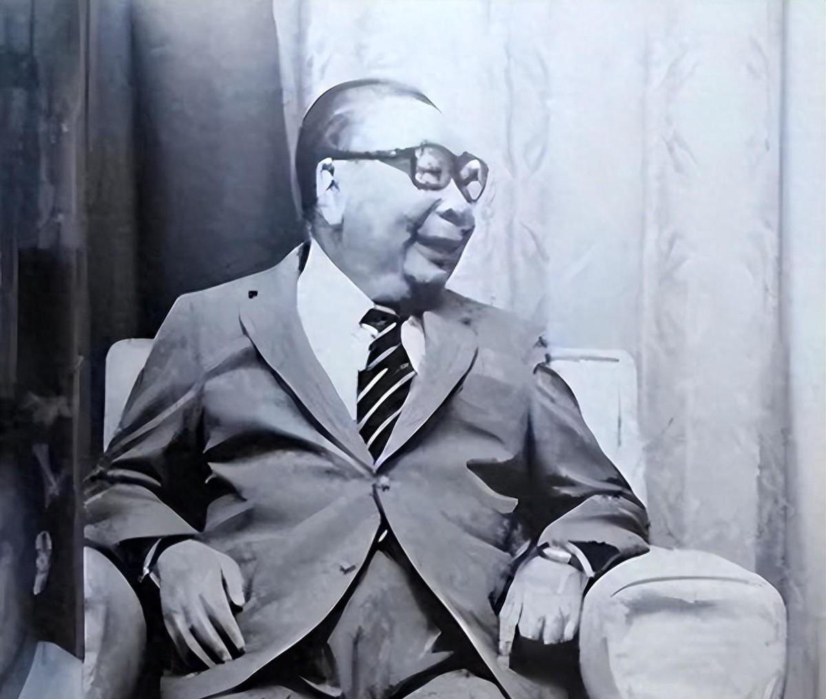 蒋经国每天下班回到家之后，总是没有别的兴趣，只喜欢安静地躺在床上休息1983年