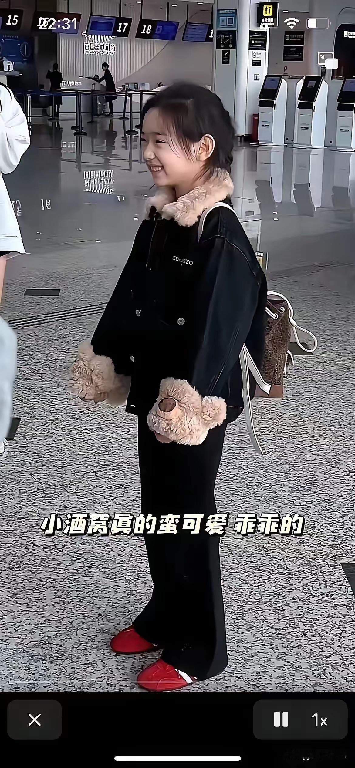 董璇这样养女儿，害了她一辈子的。对这小孩没一点好感，就如同老舍说的“老人样的小孩