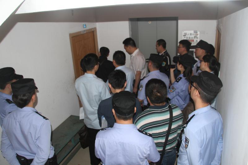 这家人堵死自家锁眼 有人敲门狗都不叫