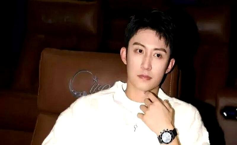 黄景瑜在圈里的新身份？健身教练！这哥们儿的交友方式，真有点东西。《极限挑