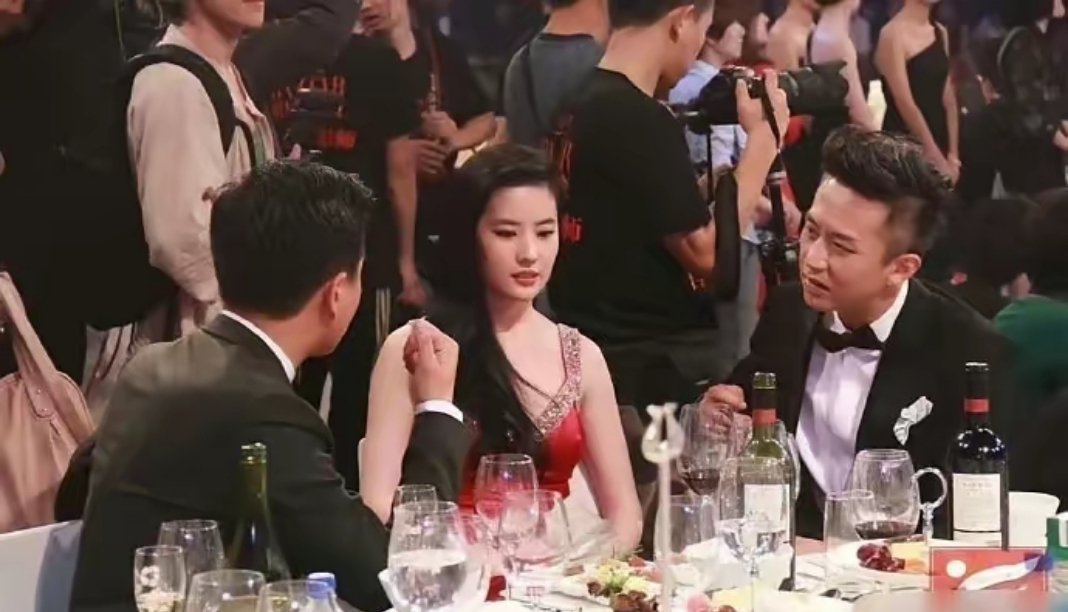 要不是刘亦菲在中间坐着，他俩也聊不了这么久。