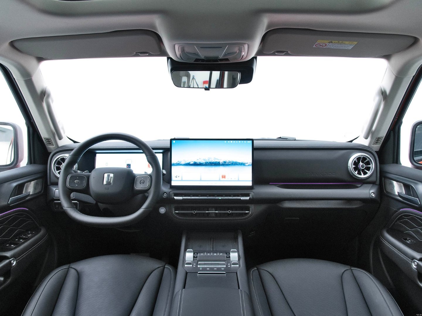 坦克300新款的内饰属于反向升级了图1是新款，图2是老款怎么看都是图2更有质感特