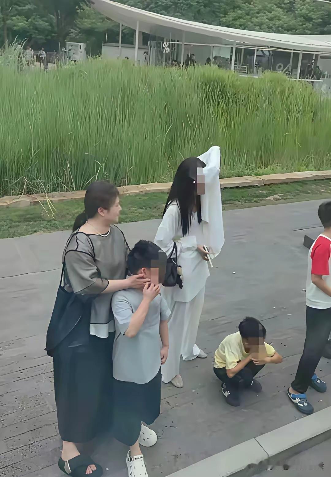 沈腾真的是个好男人，他爱他的老婆，一家三口在阿那亚，可以看出来这是最健康，最真实