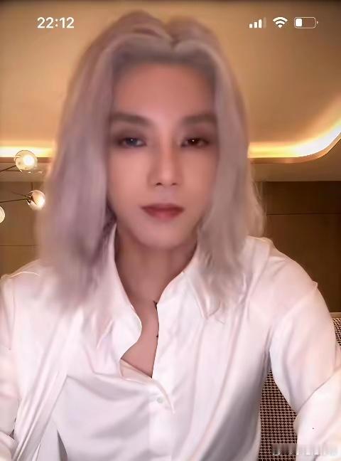 歌手华晨宇开直播，惊呆众人，刚点开的时候还以为是白发魔女，还挺漂亮的。没想到仔细