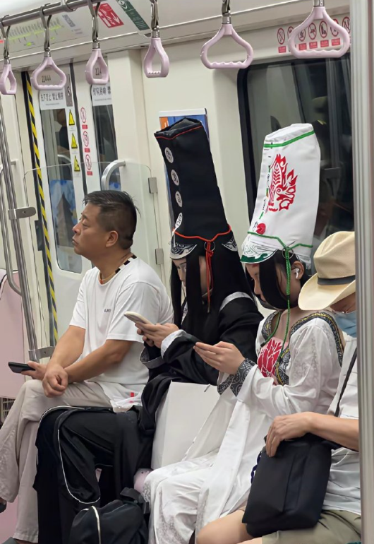 西安地铁偶遇俩美女，打扮得跟神仙似的。白天这么穿出去还好，要是晚上还这样穿出