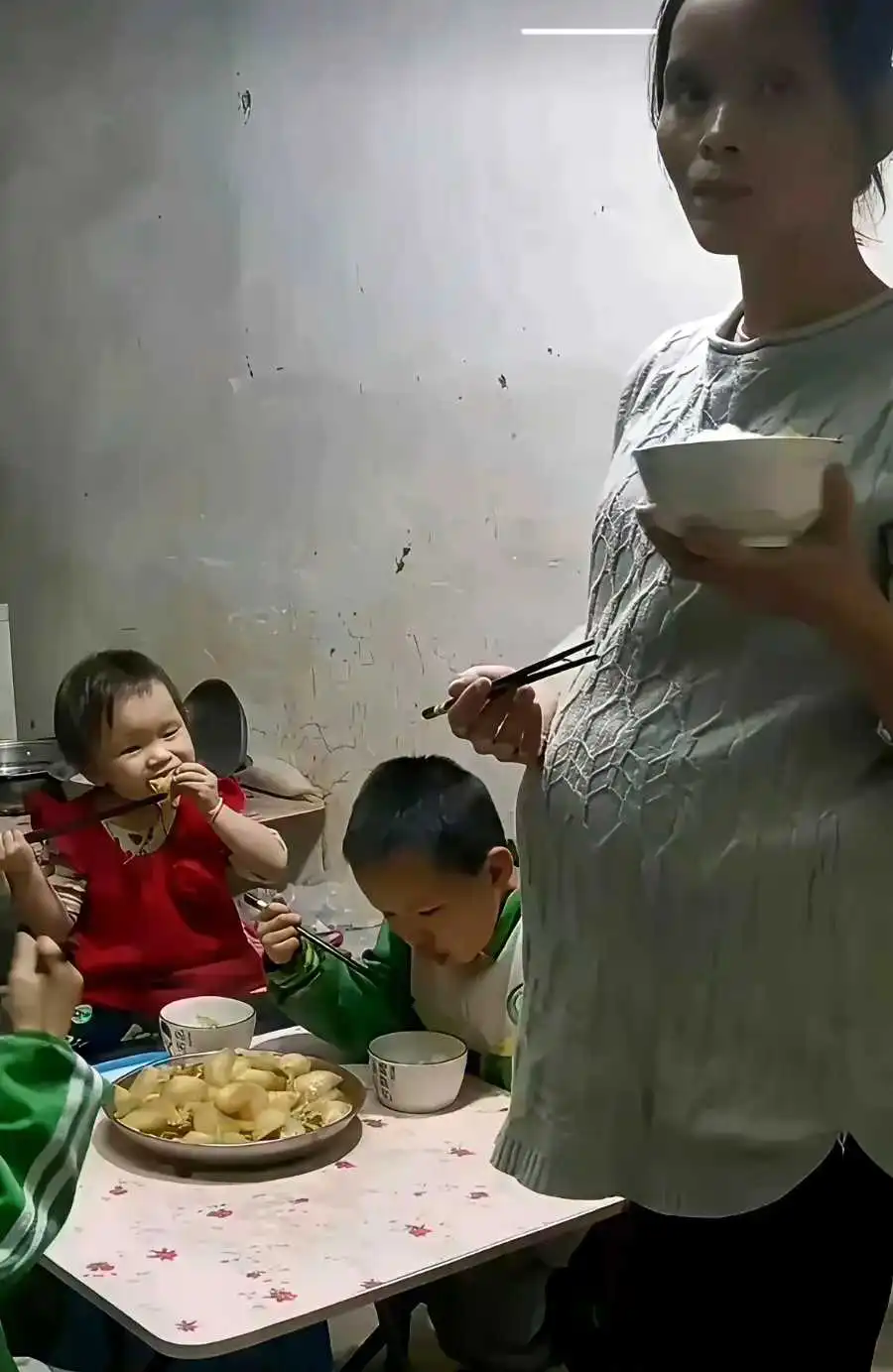 穷成这样还要孩子?