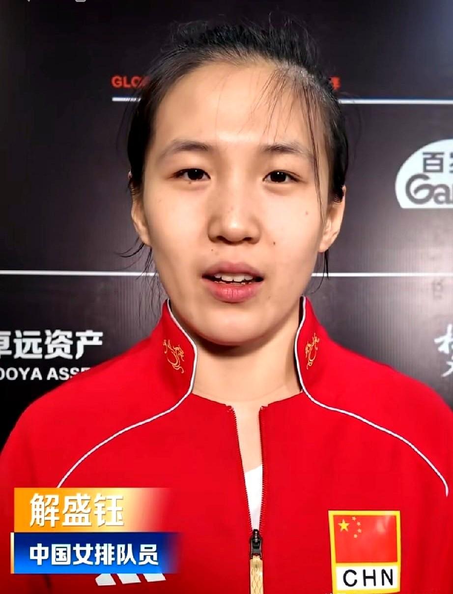 中国女排的二传，不止有张籽萱。今晚打世界第一意大利，小将解盛钰顶上来了，全场