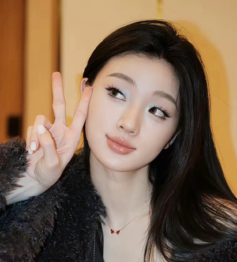 单依纯，被曝大瓜！4月1日，刚刚被曝歌曲侵权没两天，歌手单依纯，又被曝了一个大瓜