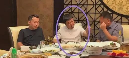 贾冰这事，疼的不是贾冰，是"兄弟"这俩字。8月3号成都那间包厢，门一关，贾冰
