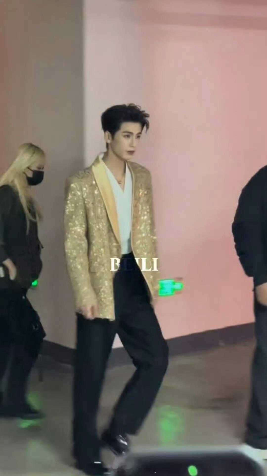 张凌赫今日线下活动他今天可真耀眼啊