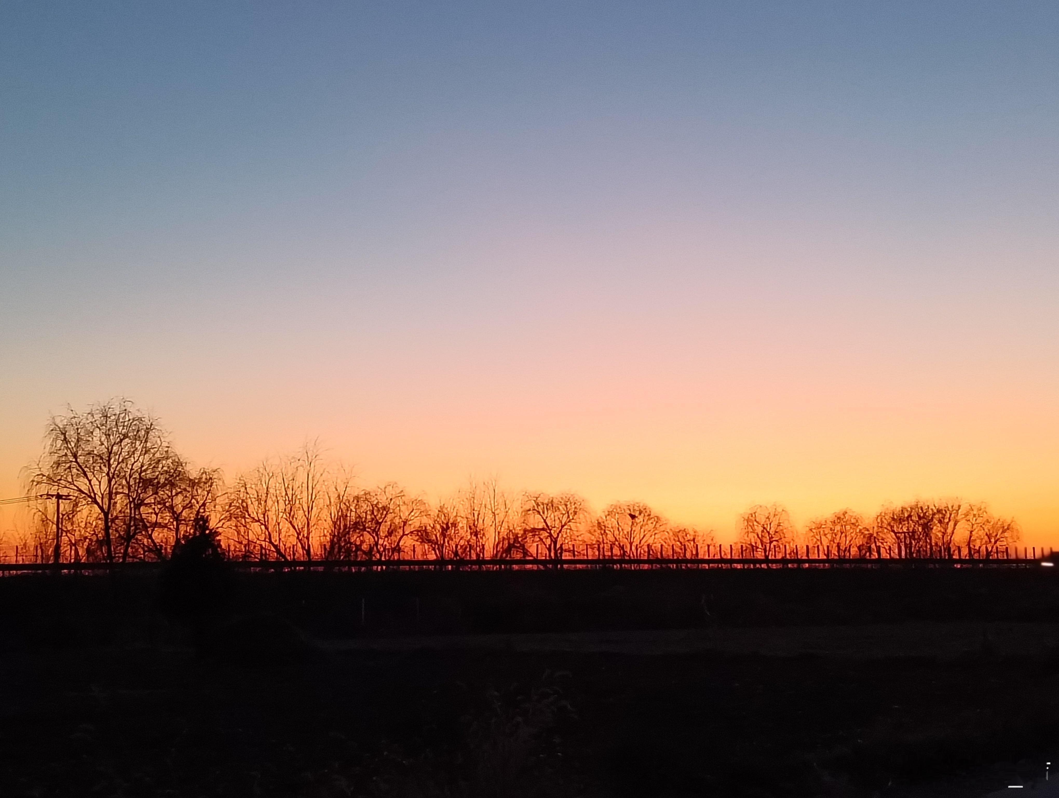 谁的眼影盘被打翻了，把天空染成这样？！日月星移爱旅相依