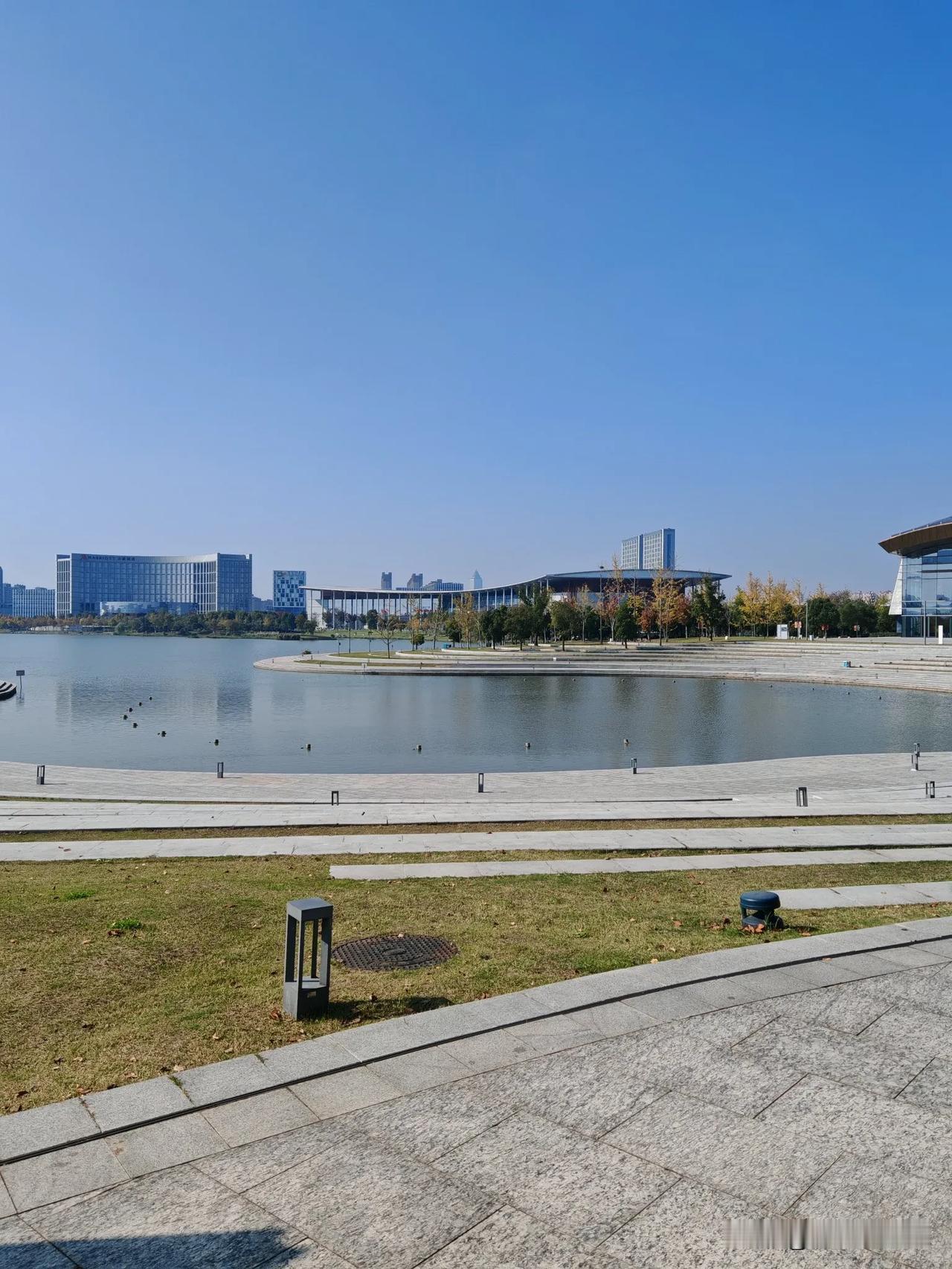 今天听了一个专家的一番话，买房子吃的亏感觉值了，也没啥好抱怨的。现在房价还在下